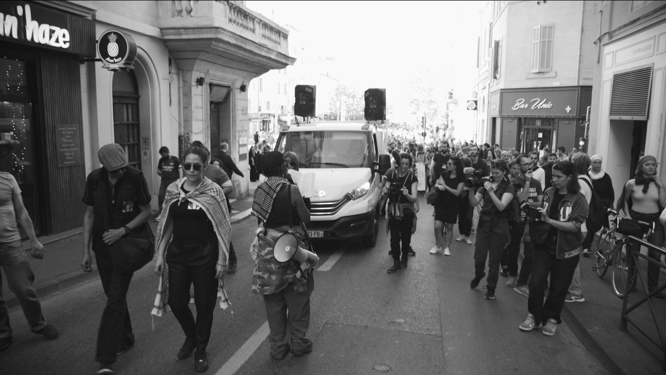Tribunes — procession dans les rues de Marseille